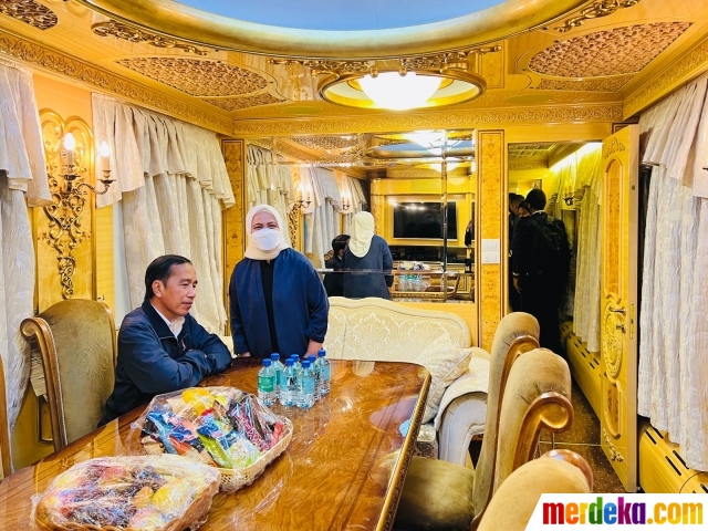 Presiden Joko Widodo ditemani Ibu Negara Iriana saat berada dalam perjalanan menuju Ukraina menggunakan kereta, pada Selasa (28/6/2022). Jokowi bertolak ke Ukraina dari Stasiun Przemysl Glowny, Kota Przemysl, Polandia, pukul 21.15 waktu setempat.