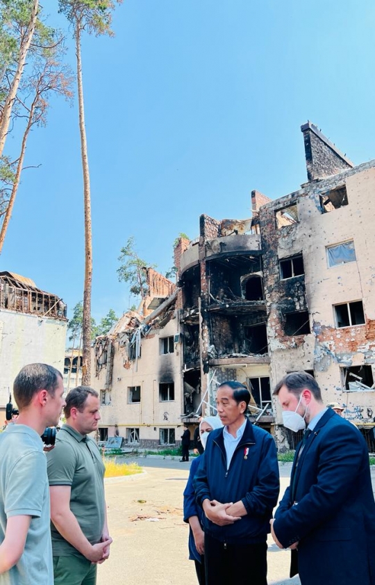 Jokowi Blusukan Lihat Gedung Porak-poranda di Ukraina Akibat Perang
