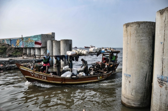 Denyut Kehidupan Warga Pesisir Jakarta di tengah Hari Nelayan Internasional