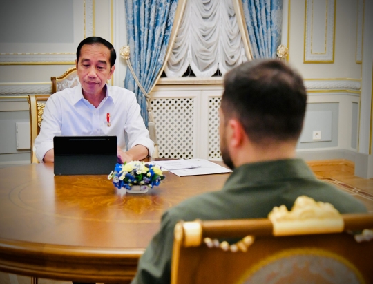 Momen Pertemuan Jokowi dengan Presiden Ukraina di Istana Maryinsky