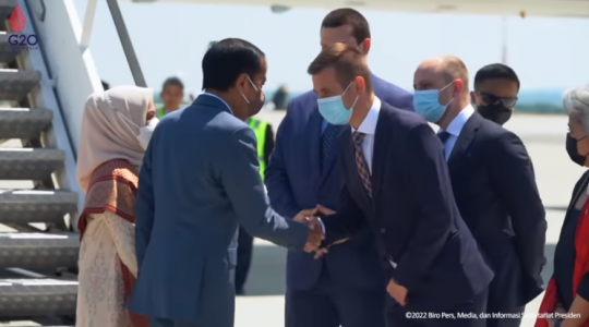 Momen Bule Gondrong Jaga Ketat Presiden Jokowi di Bandara Polandia