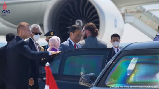 Momen Bule Gondrong Jaga Ketat Presiden Jokowi di Bandara Polandia