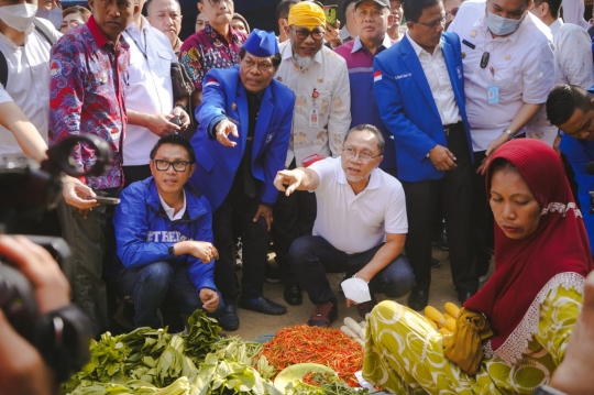 Mendag Tinjau Harga Minyak Goreng Curah di Pasar Toaya Donggala