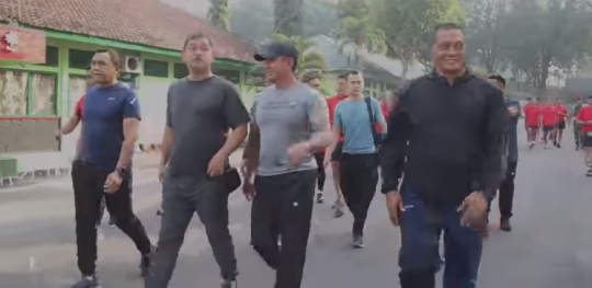 Momen Keakraban Tiga Jenderal TNI AD, Pakai Kaos Jalan-jalan Bareng Anak Buah