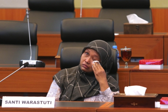 Air Mata Santi Warastuti di Depan Anggota DPR Agar Anaknya Dapat Ganja Medis