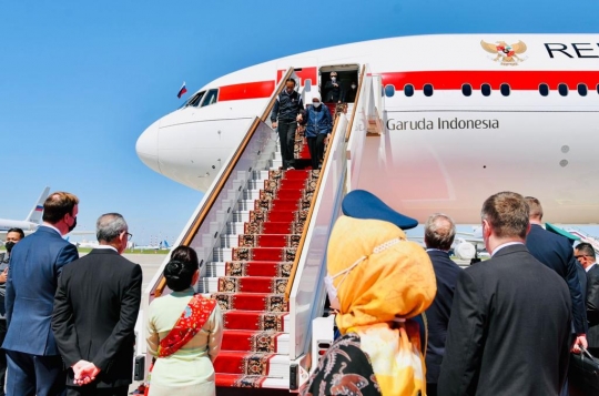 Sambutan Hangat Pejabat Federasi Rusia Saat Jokowi Tiba di Moskow