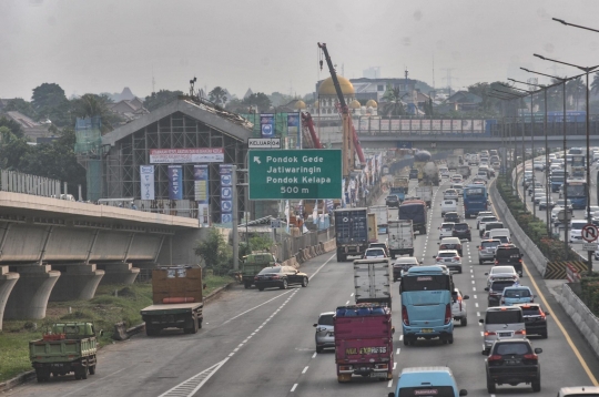 Pengalihan Arus Tol Jakarta-Cikampek Imbas Pemasangan Girder Kereta Cepat