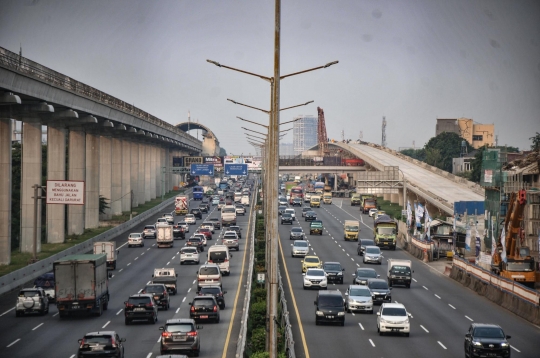 Pengalihan Arus Tol Jakarta-Cikampek Imbas Pemasangan Girder Kereta Cepat