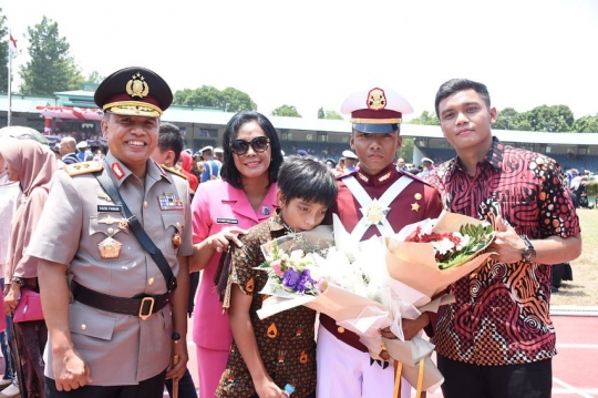 Ayah Pati Polri Ibu Polwan, Potret Gagah Adira Rizky Peraih Adhi Makayasa Dengan Ortu