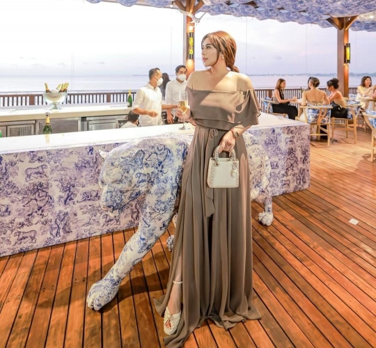Cantik Bak Boneka Barbie, Penampilan Crazy Rich Bali Hadiri Acara Dior Ramai Dipuji