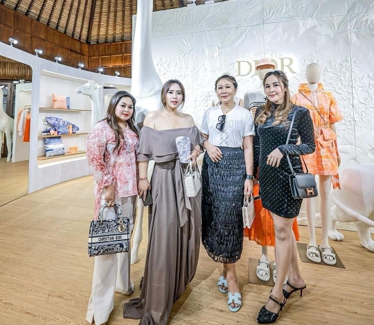 Cantik Bak Boneka Barbie, Penampilan Crazy Rich Bali Hadiri Acara Dior Ramai Dipuji