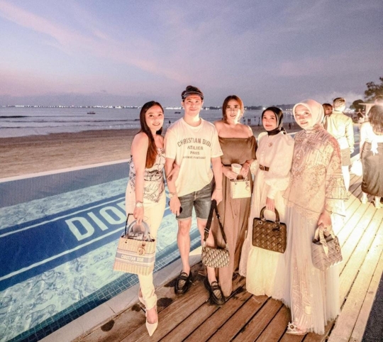 Cantik Bak Boneka Barbie, Penampilan Crazy Rich Bali Hadiri Acara Dior Ramai Dipuji