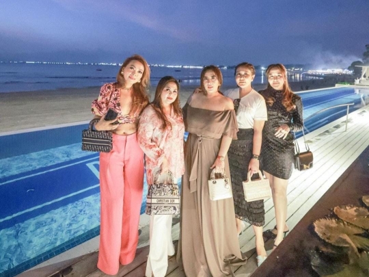Cantik Bak Boneka Barbie, Penampilan Crazy Rich Bali Hadiri Acara Dior Ramai Dipuji