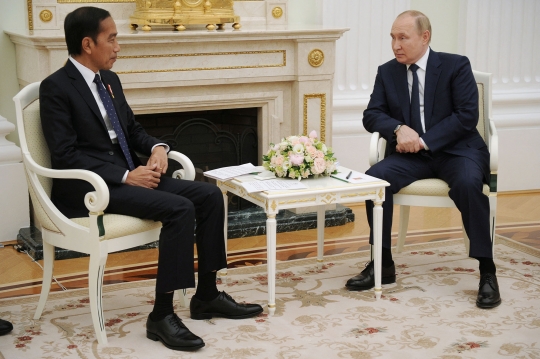 Momen Hangat Pertemuan Jokowi dan Putin di Istana Kremlin