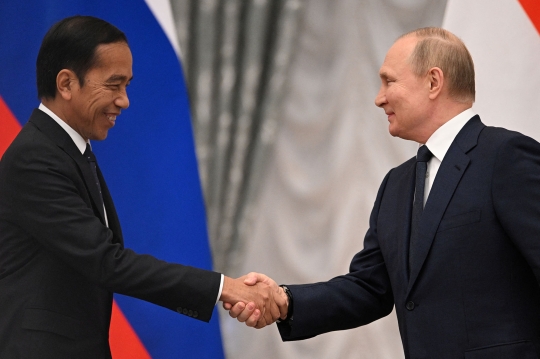 Momen Hangat Pertemuan Jokowi dan Putin di Istana Kremlin