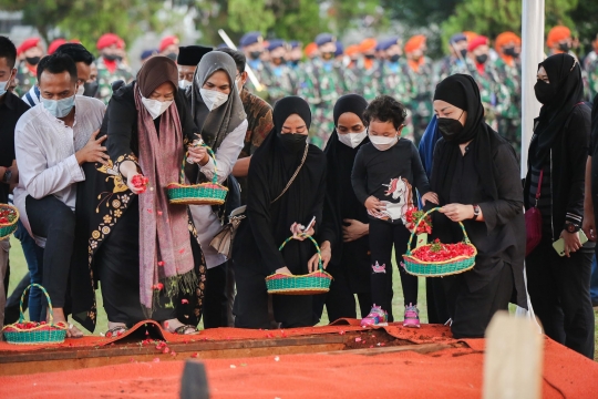 Duka Keluarga Iringi Pemakaman Tjahjo Kumolo di TMP Kalibata