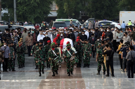 Duka Keluarga Iringi Pemakaman Tjahjo Kumolo di TMP Kalibata