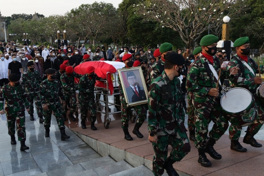 Duka Keluarga Iringi Pemakaman Tjahjo Kumolo di TMP Kalibata