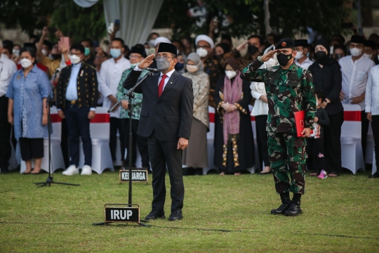 Duka Keluarga Iringi Pemakaman Tjahjo Kumolo di TMP Kalibata