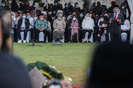 Duka Keluarga Iringi Pemakaman Tjahjo Kumolo di TMP Kalibata