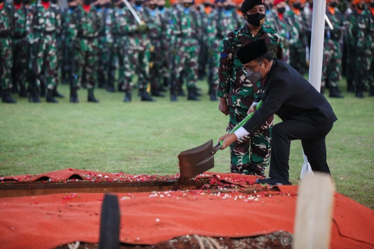 Duka Keluarga Iringi Pemakaman Tjahjo Kumolo di TMP Kalibata