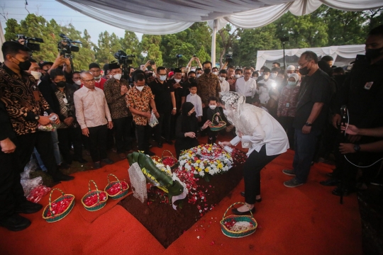 Duka Keluarga Iringi Pemakaman Tjahjo Kumolo di TMP Kalibata