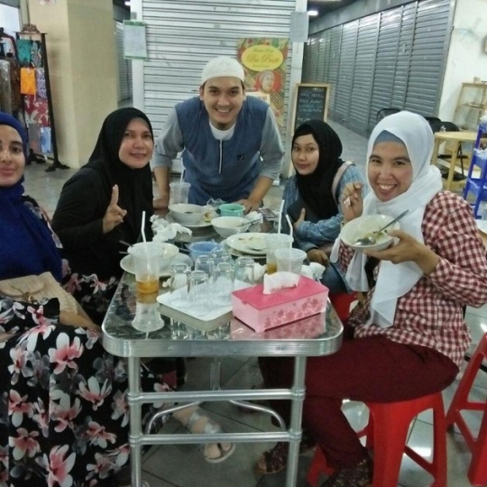 Aktor Ganteng Egi John Mantan Pacar Marshanda Beralih Profesi Menjadi Tukang Soto