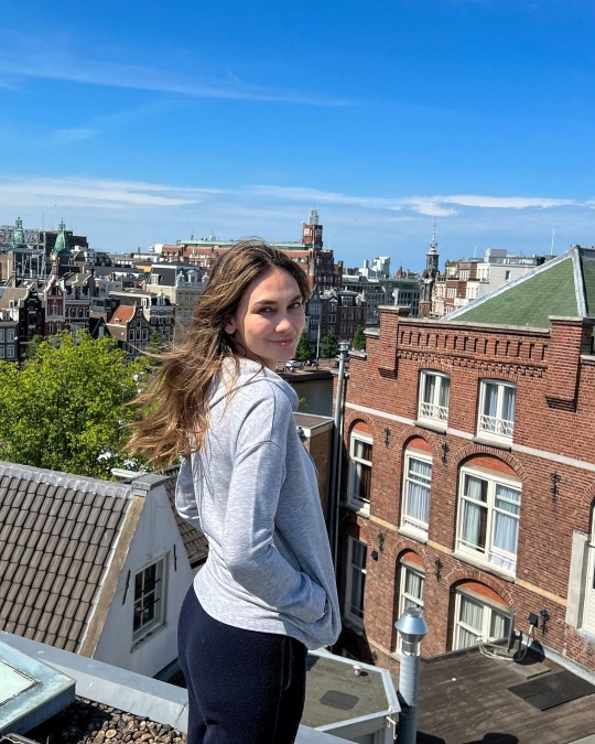 Deretan Foto Luna Maya Liburan di Belanda, Netizen 'Cantik Natural Banget'