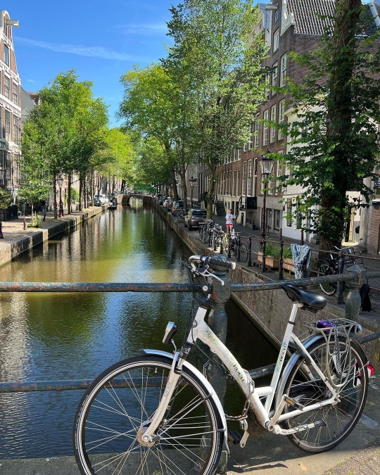 Deretan Foto Luna Maya Liburan di Belanda, Netizen 'Cantik Natural Banget'