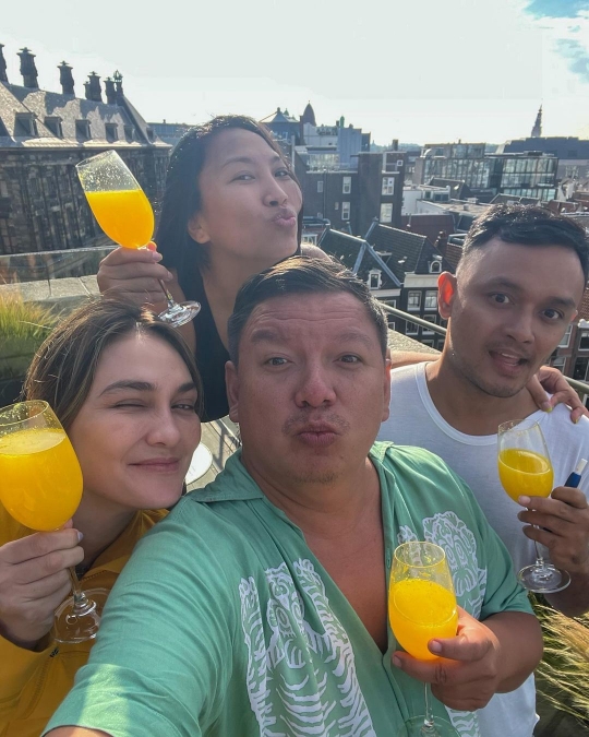 Deretan Foto Luna Maya Liburan di Belanda, Netizen 'Cantik Natural Banget'