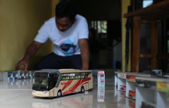 Miniatur Loket Bus dari Karton Daur Ulang