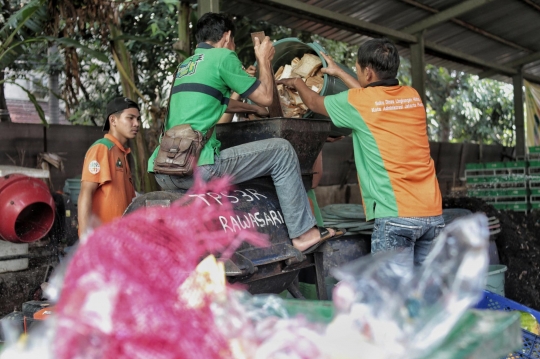 Mengurangi Sampah Organik dengan Budi Daya Maggot