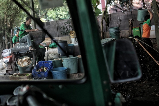 Mengurangi Sampah Organik dengan Budi Daya Maggot