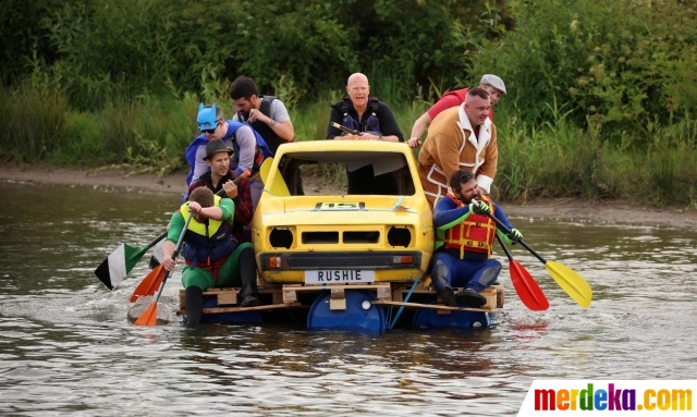 Peserta saat mengikuti Chester Raft Race atau Lomba Rakit Chester tahunan di Sungai Dee di Chester, Inggris (3/7/2022).