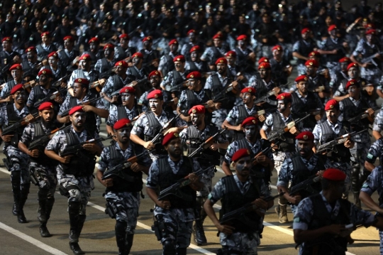 Parade Militer Pengamanan Haji di Makkah