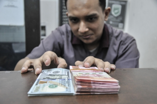 Rupiah Tembus Rp15.000 per USD