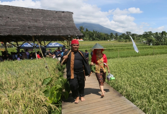 Gaya Busana Petani di Fashion Show Mulyaharja Fest 2022