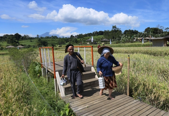 Gaya Busana Petani di Fashion Show Mulyaharja Fest 2022