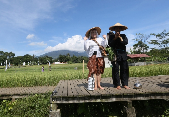 Gaya Busana Petani di Fashion Show Mulyaharja Fest 2022