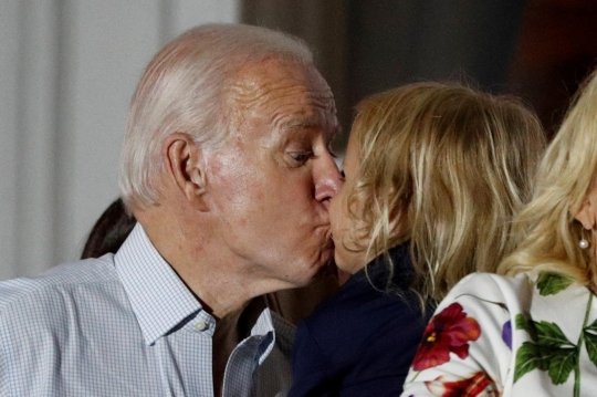 Intip Keseruan Joe Biden Rayakan Hari Kemerdekaan AS Bersama Cucu