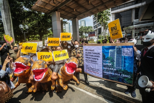 Aksi Aktivis Tuntut Hentikan Pendanaan Batu Bara di Sudirman