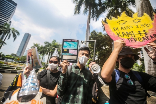 Aksi Aktivis Tuntut Hentikan Pendanaan Batu Bara di Sudirman