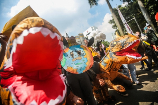 Aksi Aktivis Tuntut Hentikan Pendanaan Batu Bara di Sudirman