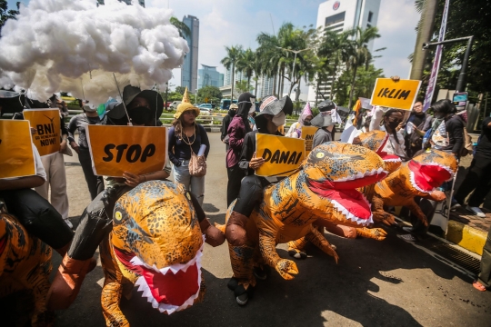 Aksi Aktivis Tuntut Hentikan Pendanaan Batu Bara di Sudirman