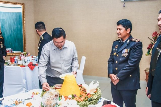 Kombes Zulpan Dapat Kejutan Ultah dari Kapolda Metro, Ada yang Guyur Air