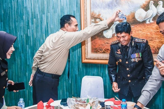 Kombes Zulpan Dapat Kejutan Ultah dari Kapolda Metro, Ada yang Guyur Air