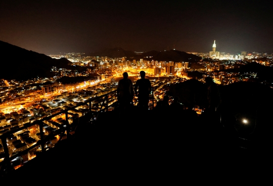 Keindahan Malam Kota Suci Mekkah dari Puncak Jabal Nur