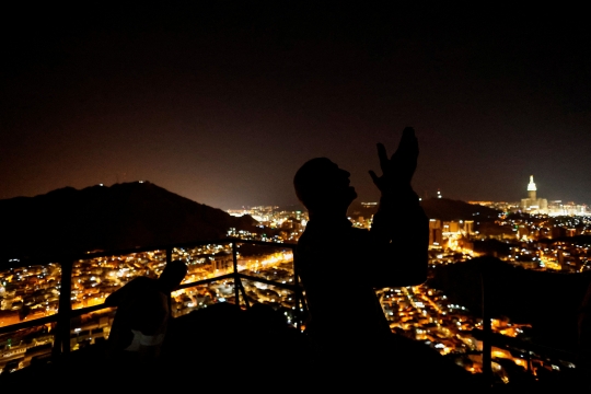 Keindahan Malam Kota Suci Mekkah dari Puncak Jabal Nur