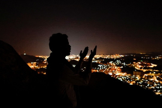 Keindahan Malam Kota Suci Mekkah dari Puncak Jabal Nur