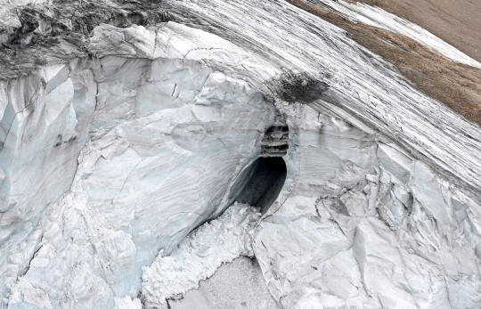Penampakan Gletser Terbesar di Pegunungan Alpen Italia Runtuh Akibat Cuaca Panas